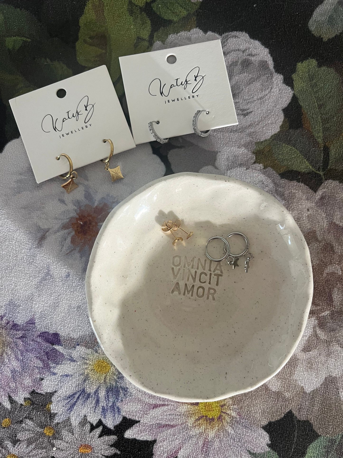 🤍 Omnia Vincit Amor Jewellery Dish