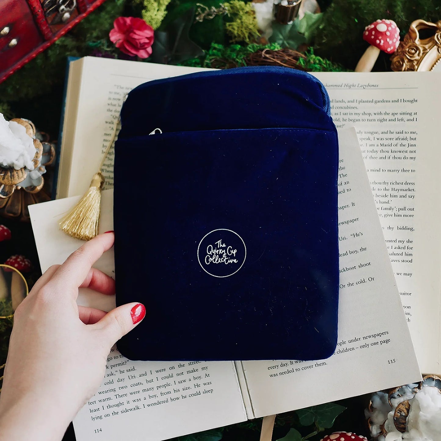 Wonderland E-Reader Sleeve Blue